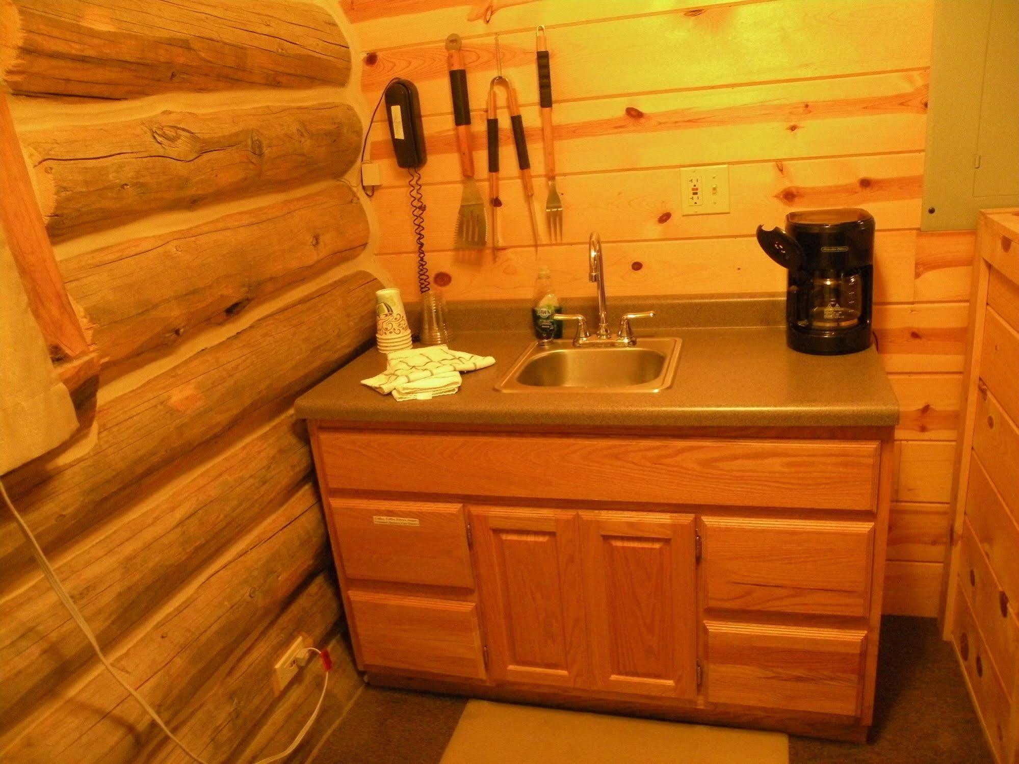 Gold Camp Cabins Custer Bagian luar foto